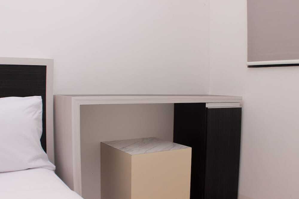 Караванг: Cozy Living Studio At Urbantown Apartment Karawang