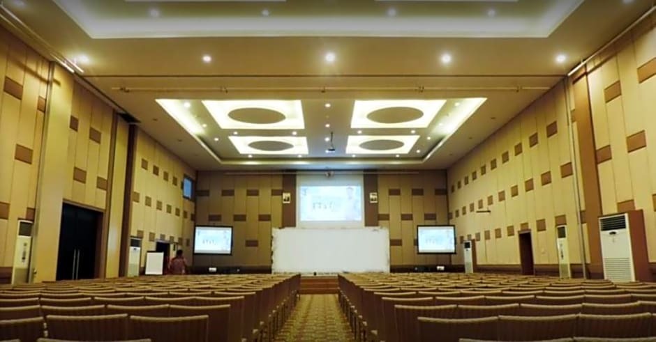 Маланг: Dewarna Hotel & Convention