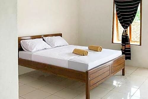 Лабуан-Баджо: Flores One Love Homestay Hostel and Tours Near Komodo International Airport RedPartner