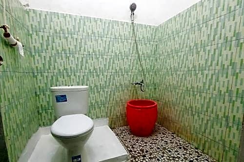 Лабуан-Баджо: Flores One Love Homestay Hostel and Tours Near Komodo International Airport RedPartner