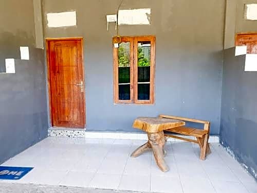 Лабуан-Баджо: Flores One Love Homestay Hostel and Tours Near Komodo International Airport RedPartner