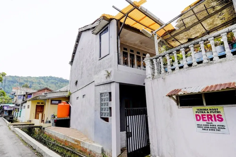 Сумеданг: OYO Life 90701 Kost Syariah Deris