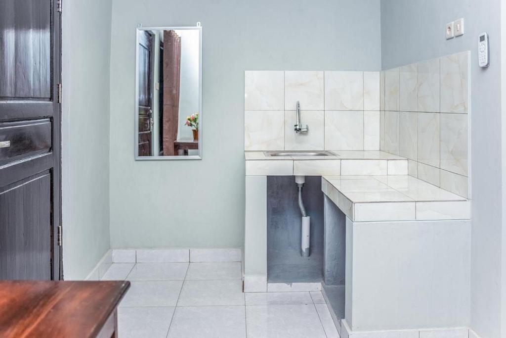 Купанг: Amor Homestay Near Eltari International Airport RedPartner