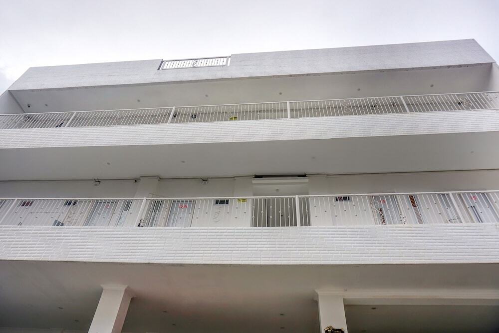 Джакарта: OYO 90941 Egelsa 2020 Syariah Near Bank Mega Syariah KCP Rawamangun