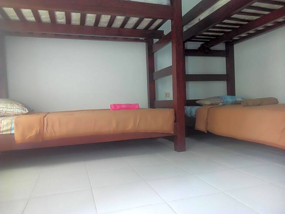 Jerowaru: Ariata Arya Hostel