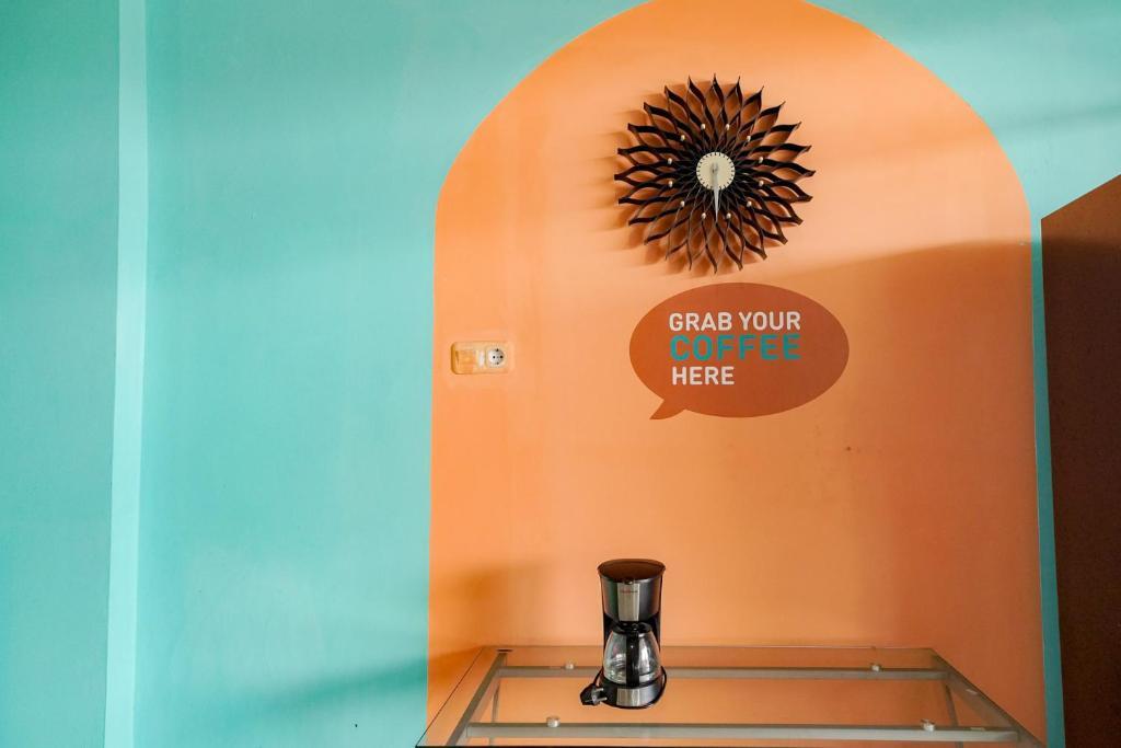 Палембанг: OYO Life 1299 Balcony Orange Homestay