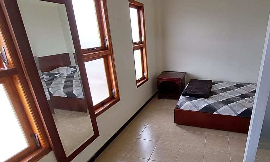 Диэнь Кулон: Rose House Dieng by Luxury Degree