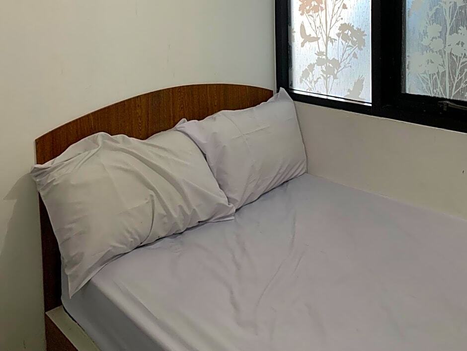 Сурабая: OYO Life 3082 Kost Putri Wonorejo