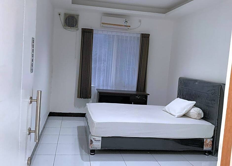 Сурабая: OYO Life 3082 Kost Putri Wonorejo