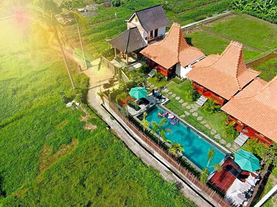 Убуд: Romantic Deluxe 0ne bedroom wooden villa 2