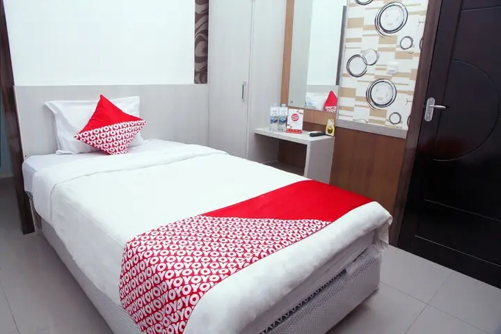 Палу: OYO 861 R Four Hotel