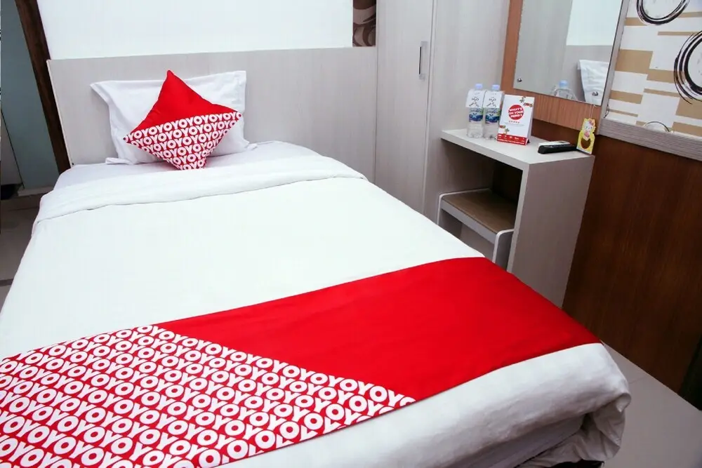 Палу: OYO 861 R Four Hotel