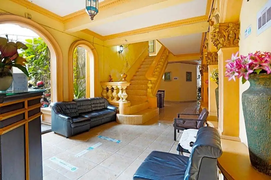 Сурабая: OYO 91390 Kost Grand Royal Elite
