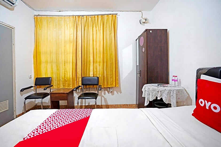 Сурабая: OYO 91390 Kost Grand Royal Elite