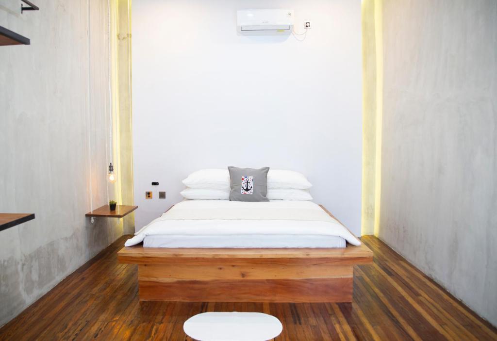 Энде: Flores Passport House