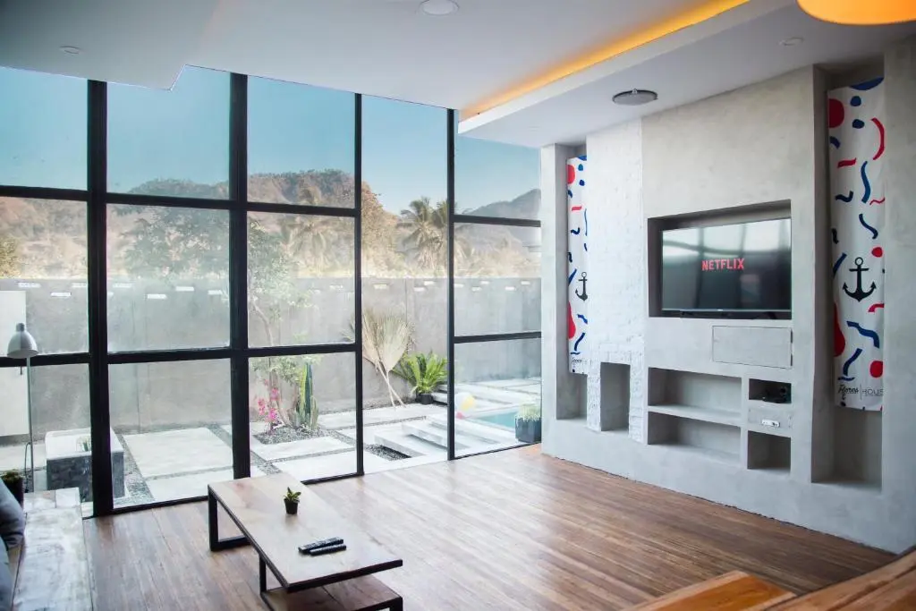 Энде: Flores Passport House