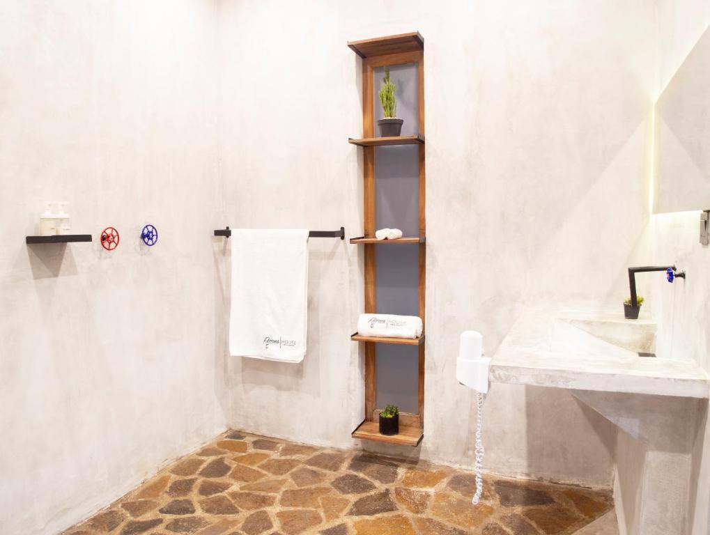 Энде: Flores Passport House