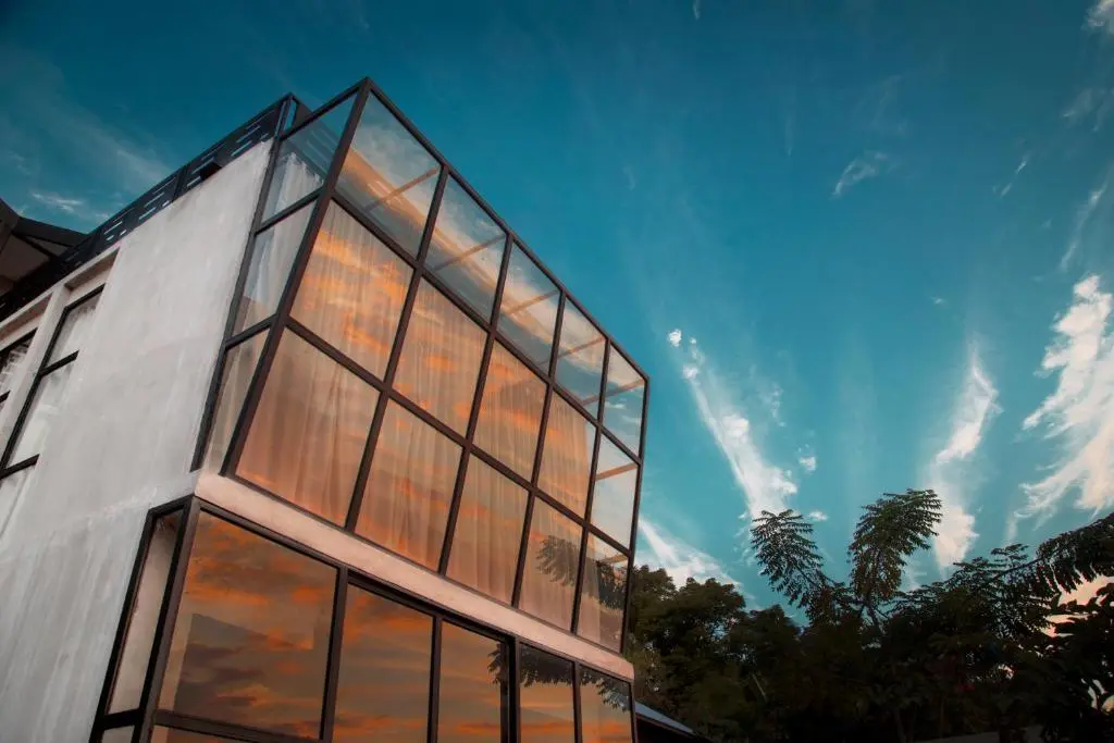 Энде: Flores Passport House