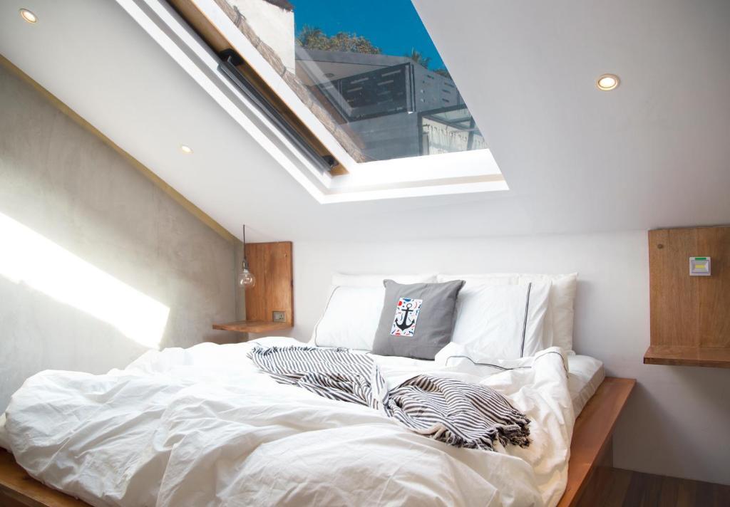 Энде: Flores Passport House