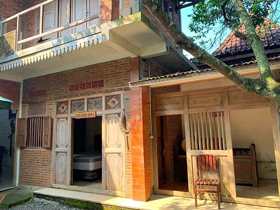 Bu Condro Homestay by Luxury Degree — фото 1