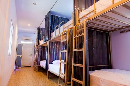 Энде: F Hostel Ende