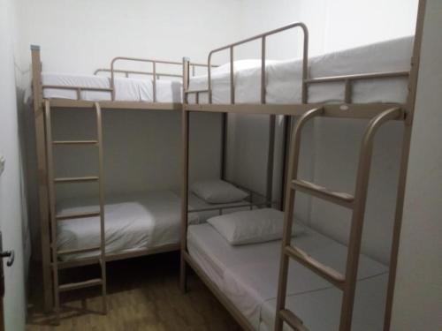 Энде: F Hostel Ende