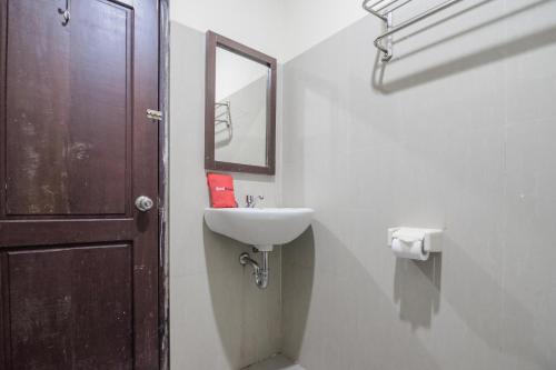 Мартапура: Reddoorz Plus Near Syamsudin Noor Airport