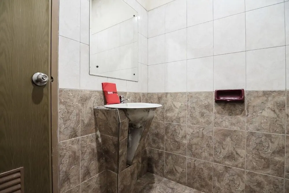 Сизаруа: RedDoorz Syariah near Taman Wisata Matahari