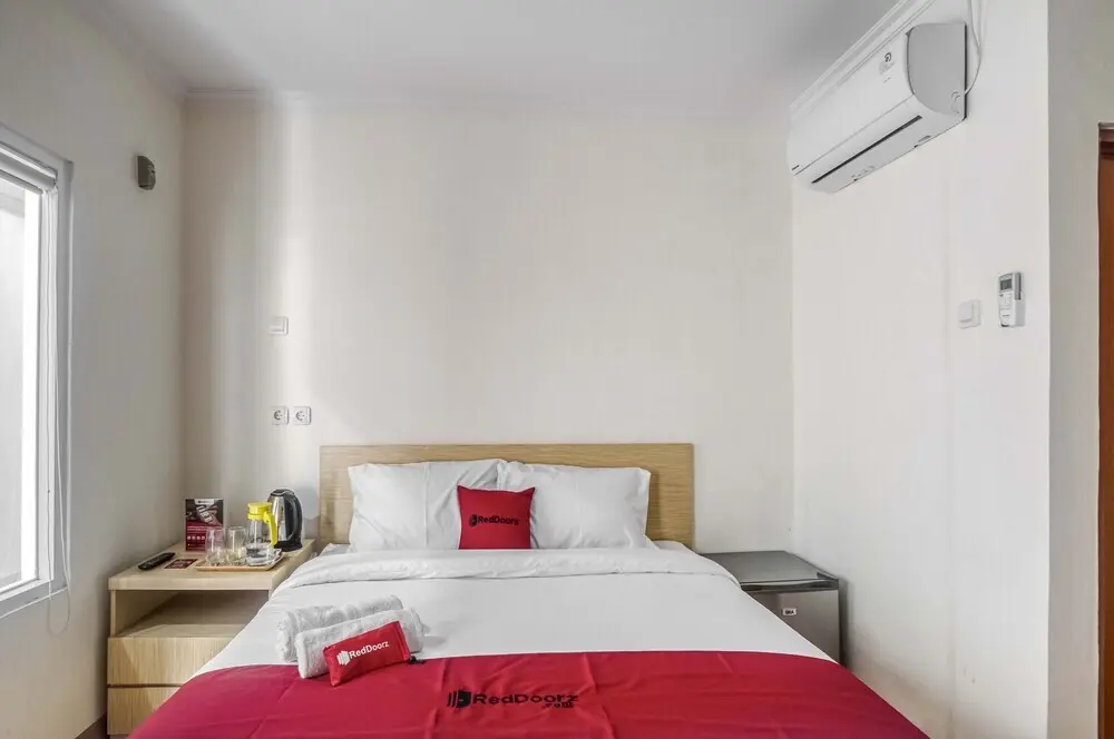 Южный Тангеранг: RedDoorz Plus Syariah near Pondok Cabe Airport