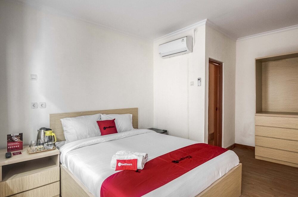 Южный Тангеранг: RedDoorz Plus Syariah near Pondok Cabe Airport