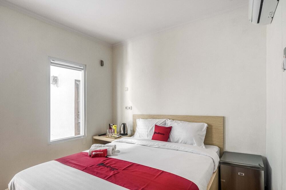 Южный Тангеранг: RedDoorz Plus Syariah near Pondok Cabe Airport