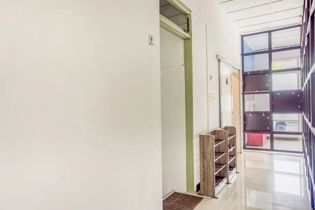 Джокьякарта: Reddoorz Hostel Near Tugu Train Station