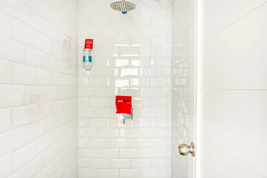 Джокьякарта: Reddoorz Hostel Near Tugu Train Station