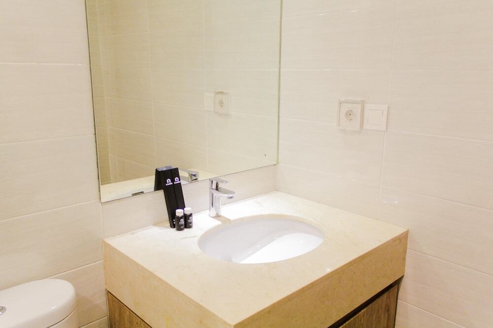 Джакарта: Wonderful Studio At Kemang Village Apartment