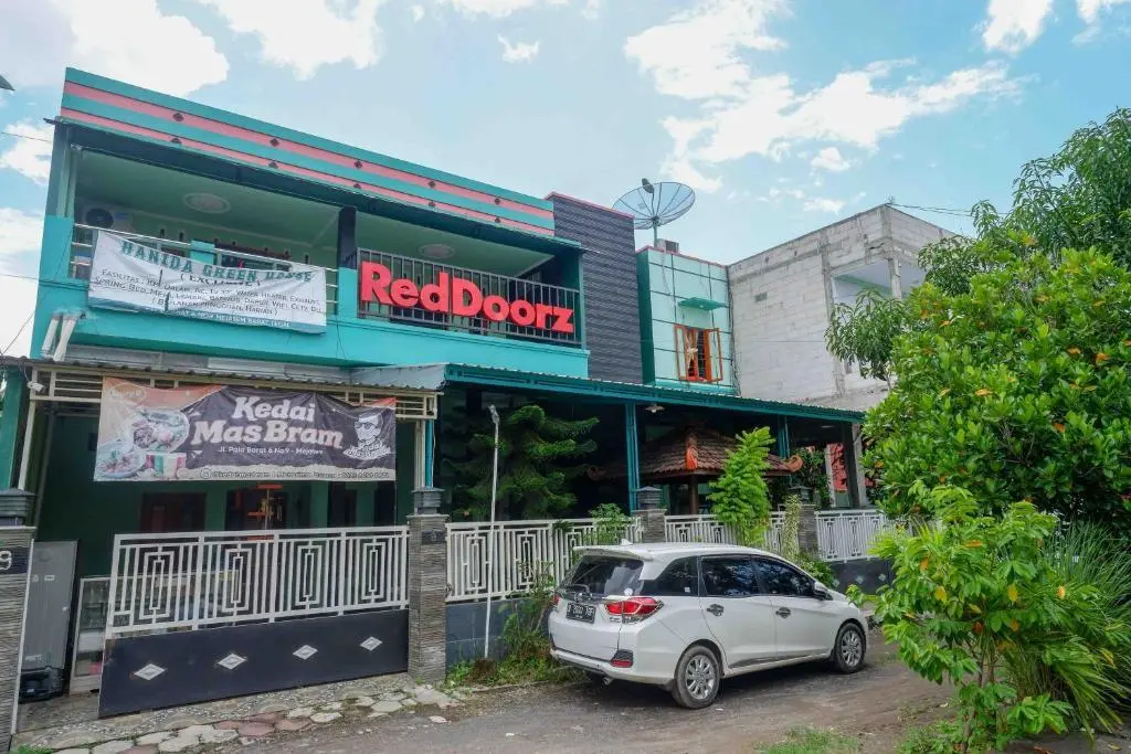 Тегал: RedDoorz Syariah near RS Mitra Siaga