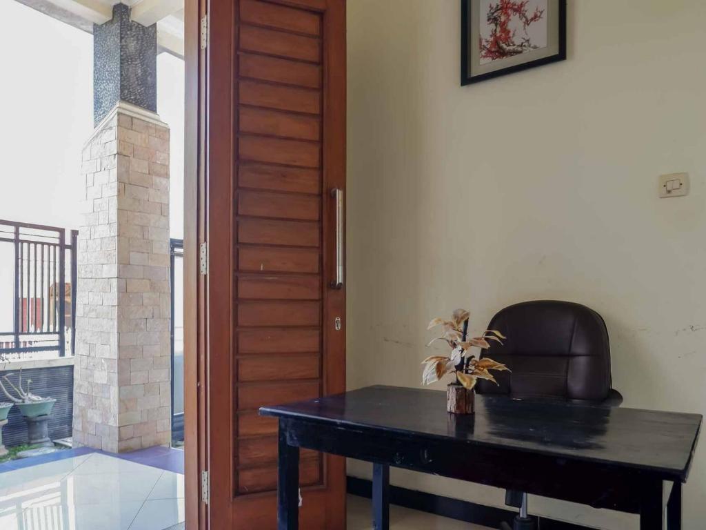Нганджук: RedDoorz near RSUD Nganjuk