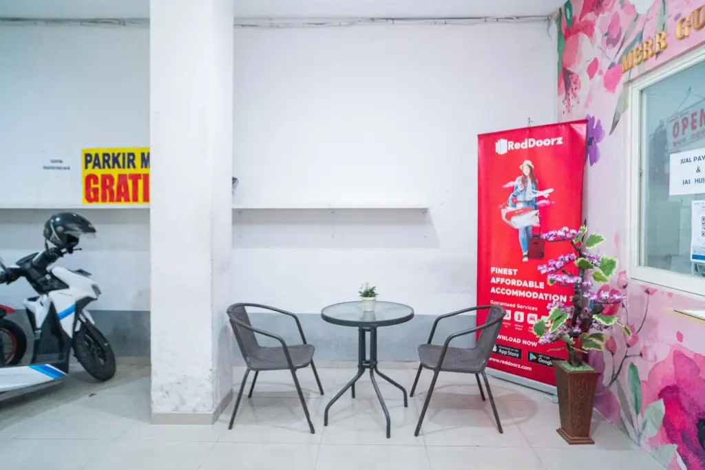 Сурабая: RedDoorz @ MERR Rungkut Jl Gunung Anyar