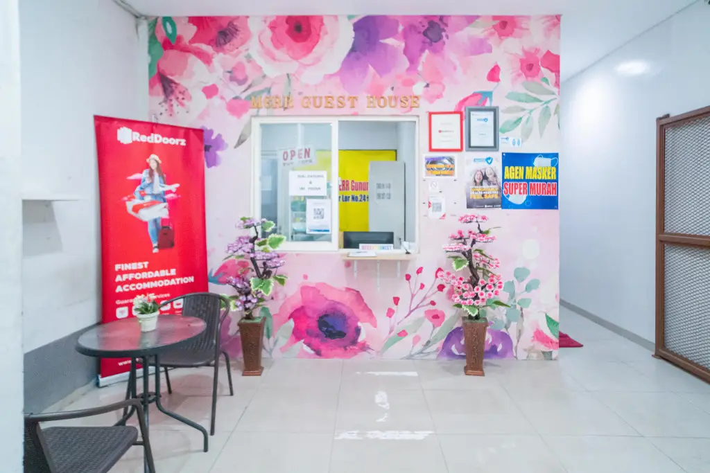 Сурабая: RedDoorz @ MERR Rungkut Jl Gunung Anyar