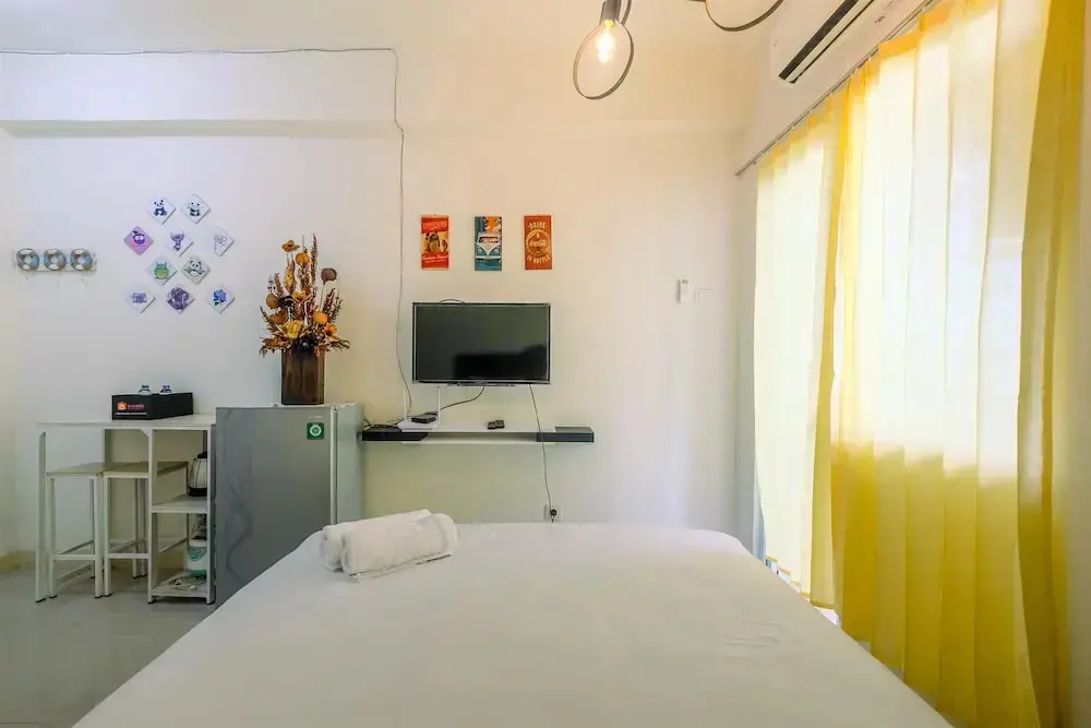 Джакарта: New Room Studio at Green Pramuka Apartment