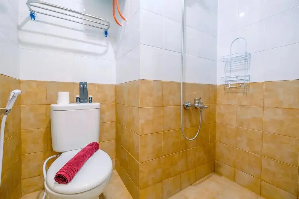 Джакарта: New Room Studio at Green Pramuka Apartment