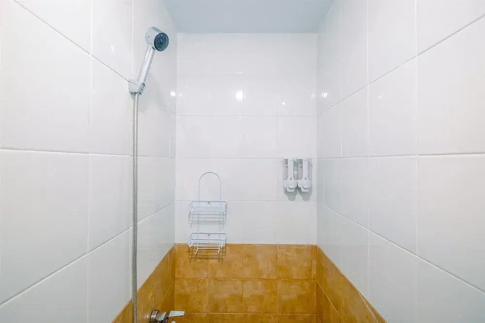 Джакарта: New Room Studio at Green Pramuka Apartment