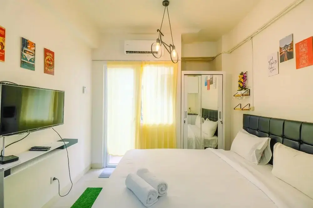 Джакарта: New Room Studio at Green Pramuka Apartment