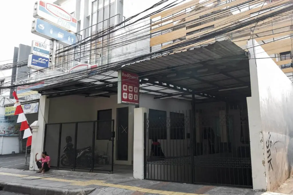 RedDoorz Plus near Taman Anggrek Mall — фото 1