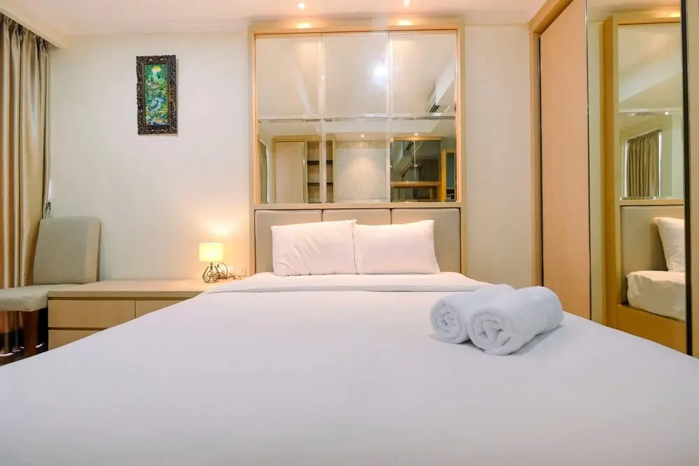 Джакарта: Minimalist with City View Studio @ Menteng Park Apartment