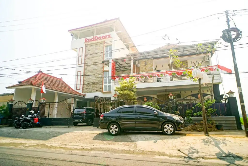 Маланг: RedDoorz Plus near Malang Airport