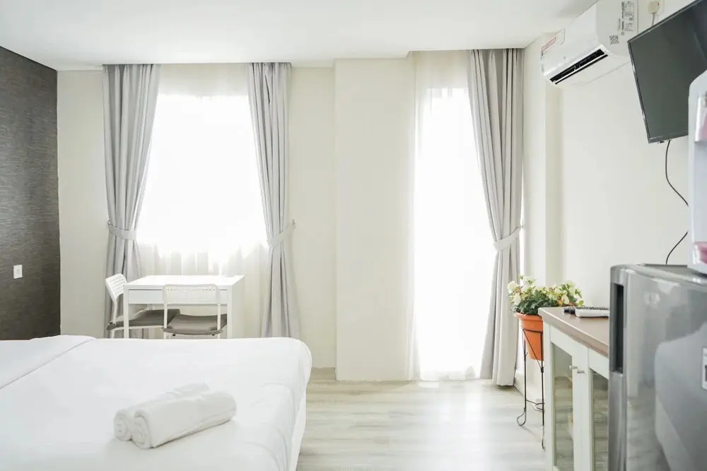 Южный Тангеранг: Compact and Monochrome Studio Room Bintaro Icon Apartment