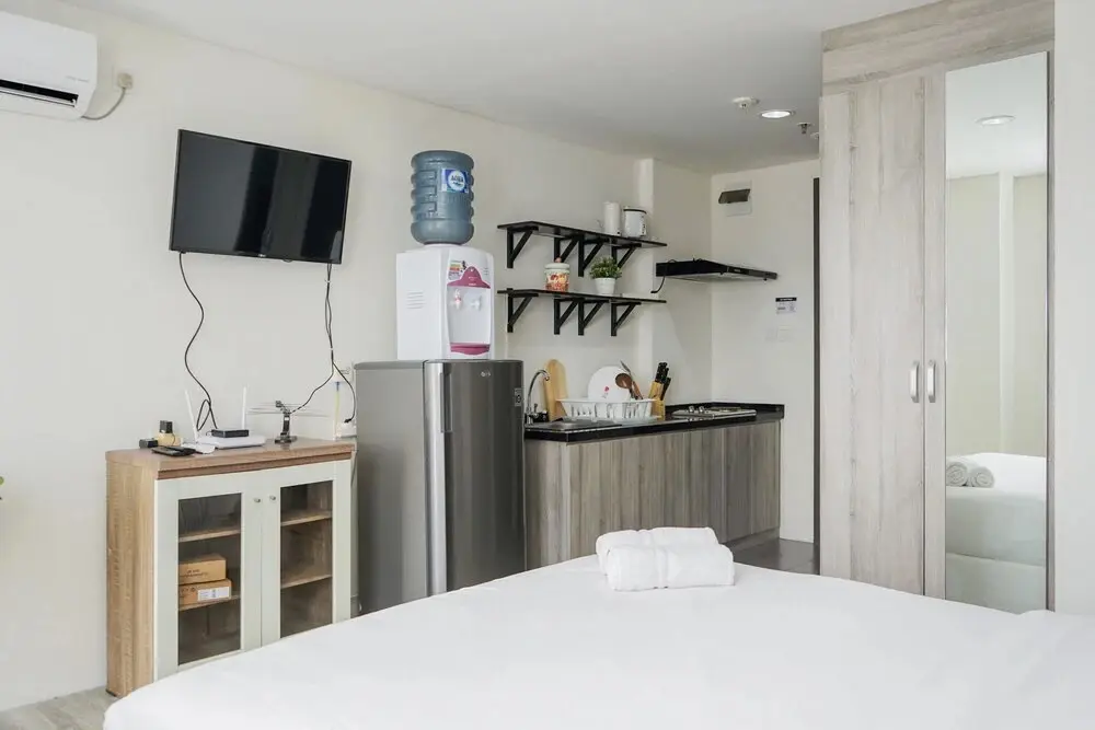 Южный Тангеранг: Compact and Monochrome Studio Room Bintaro Icon Apartment