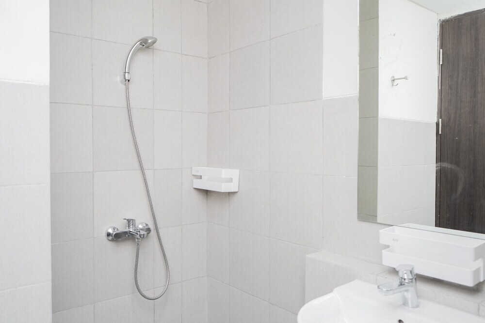 Южный Тангеранг: Brand New And Good Studio At Bintaro Icon Apartment