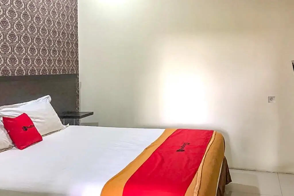 Сурабая: RedDoorz Syariah near Graha Pena
