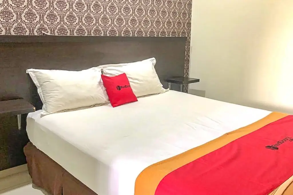 Сурабая: RedDoorz Syariah near Graha Pena